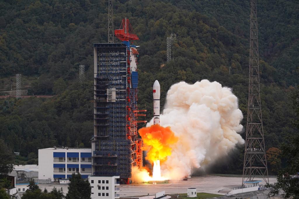 圆梦平台：长二丁火箭携手远征三号上面级发射成功